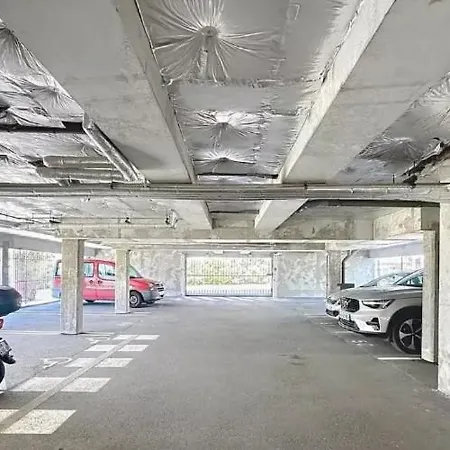 Appartement Grand Studio, Coin Nuit Séparé, Terrasse Et Garage Privatif *