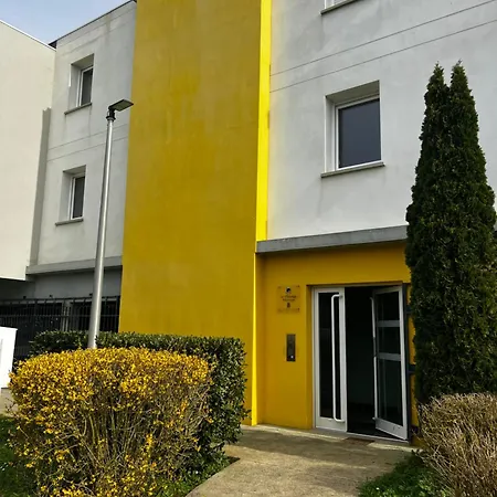 Grand Studio, Coin Nuit Séparé, Terrasse Et Garage Privatif * Royan